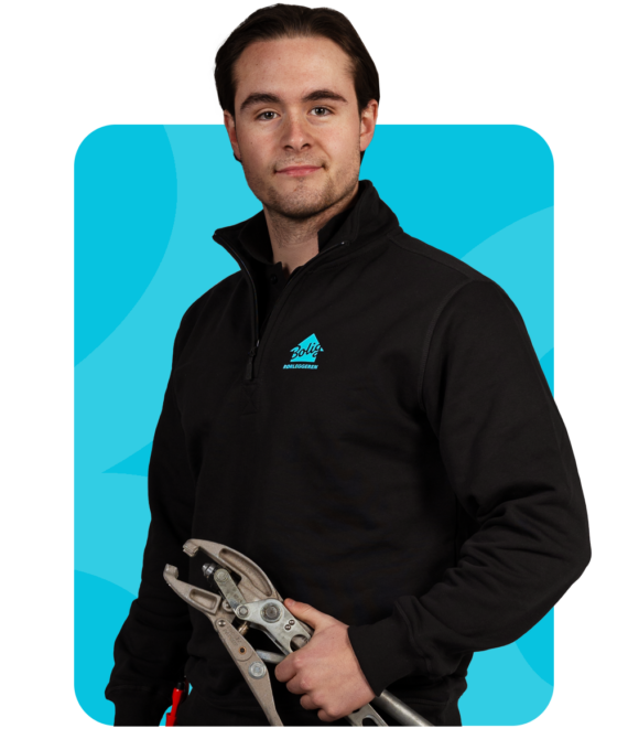 Rørlegger med verktøy som smiler