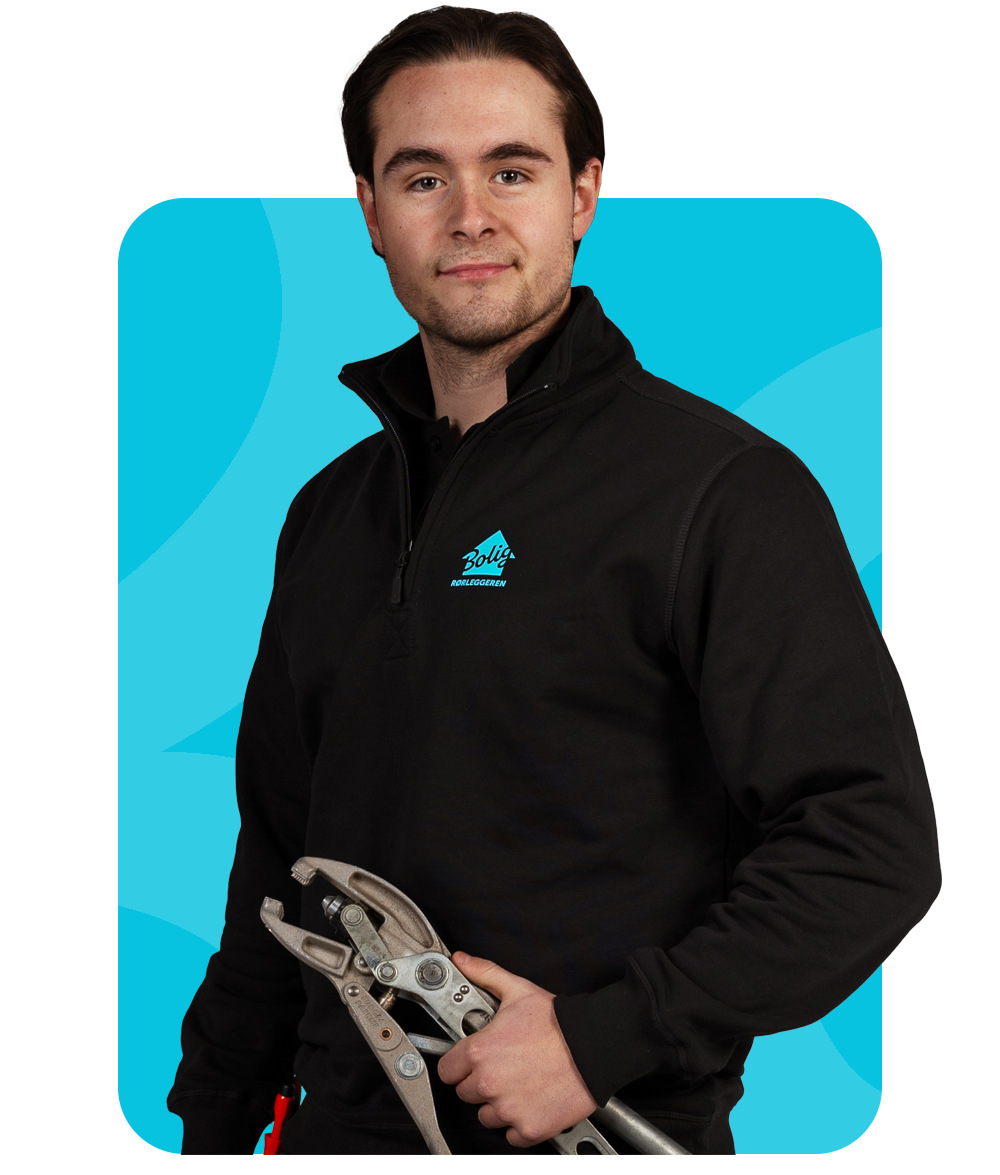 Rørlegger med verktøy som smiler